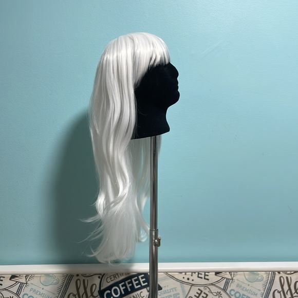 White synthetic wig 22” - Picture 3 of 6
